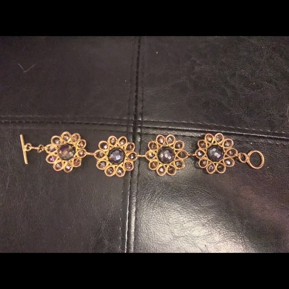 Flower clasp bracelet